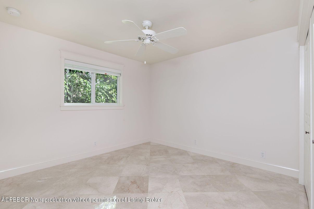 Empty room, Interior