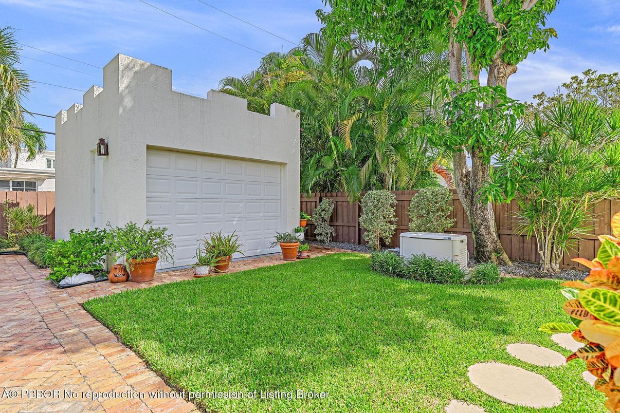 Detached Garage, Exterior