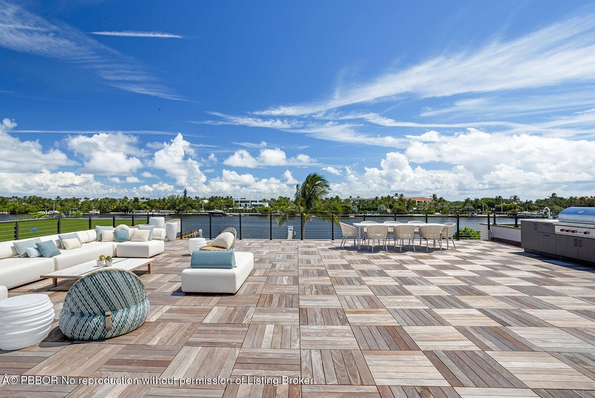 Exterior, Outdoor Kitchen, Water