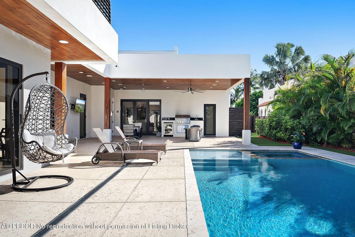 Exterior, Outdoor Kitchen, Pool