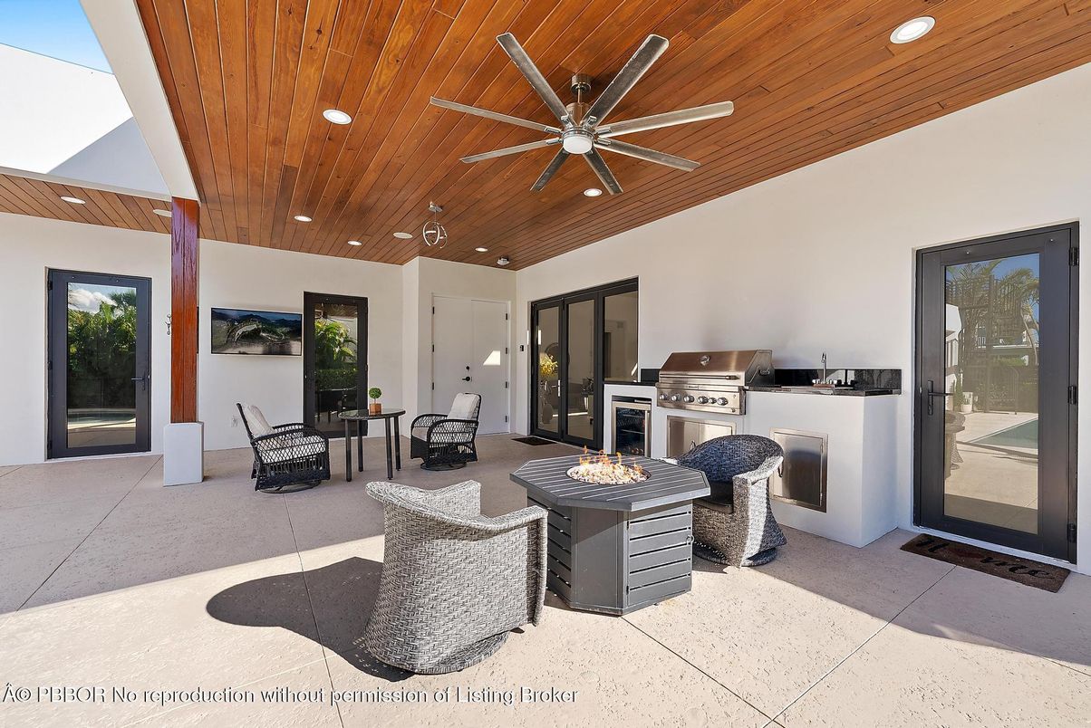Exterior, Outdoor Kitchen