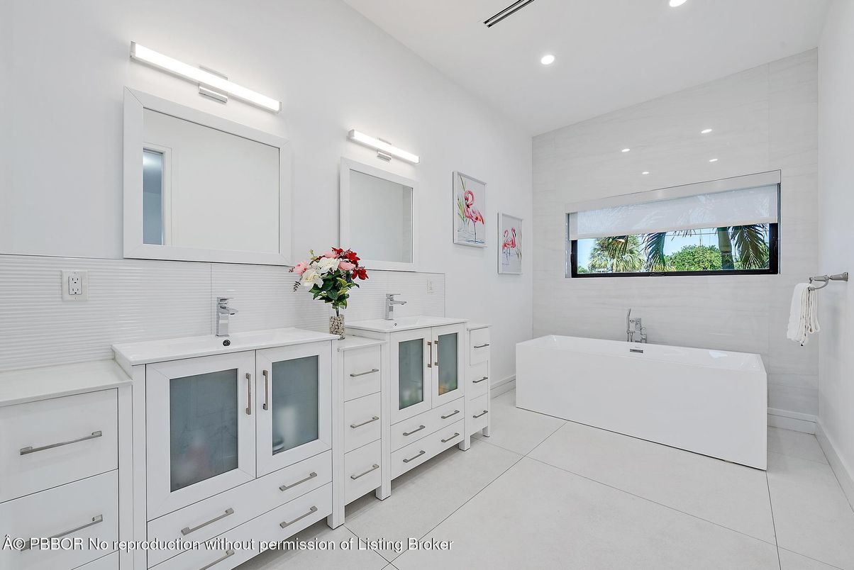 Bathroom, Dual Sink Vanities, Interior, Recessed Lighting