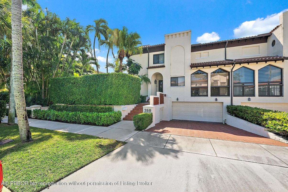 Attached, Exterior, Facade, Mediterranean