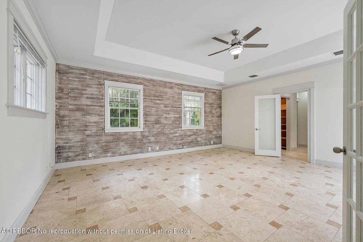 Empty room, Interior