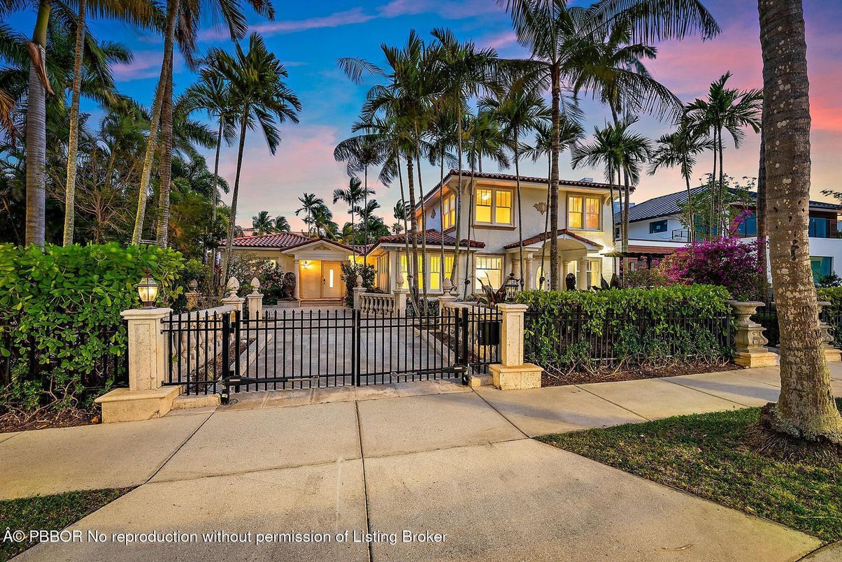 Exterior, Facade, Mediterranean