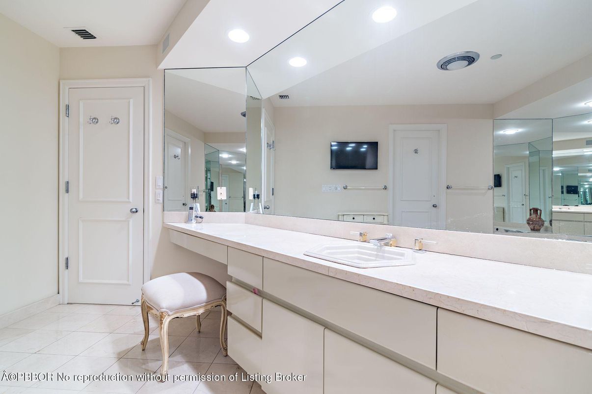 Bathroom, Interior, Recessed Lighting
