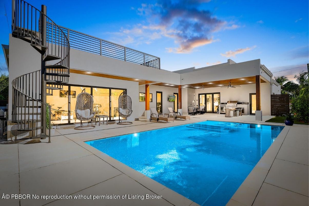 Exterior, Pool