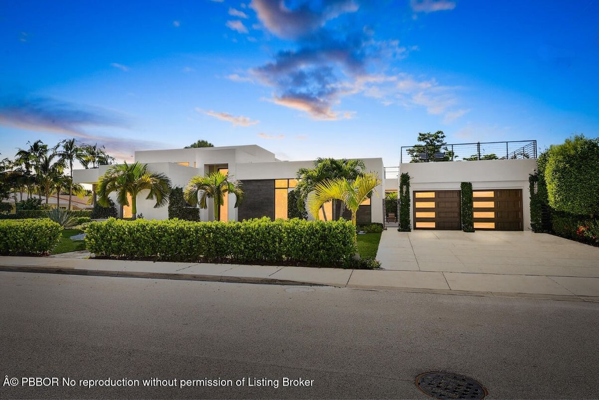 Attached, Exterior, Facade, Modern