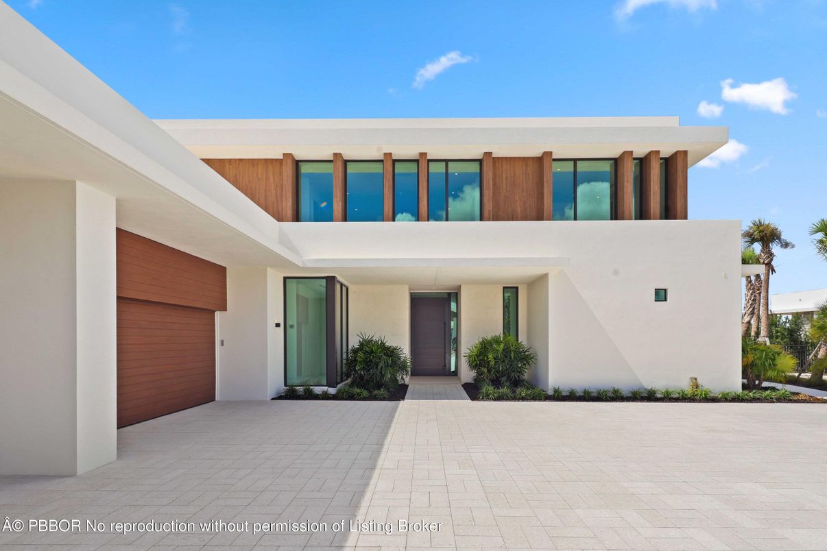 Attached, Exterior, Facade, Modern