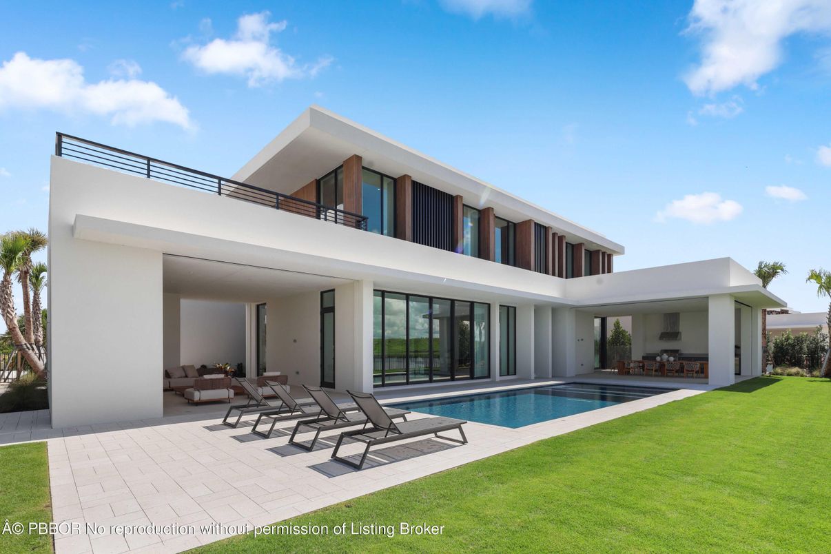 Backyard, Exterior, Facade, Pool, Modern