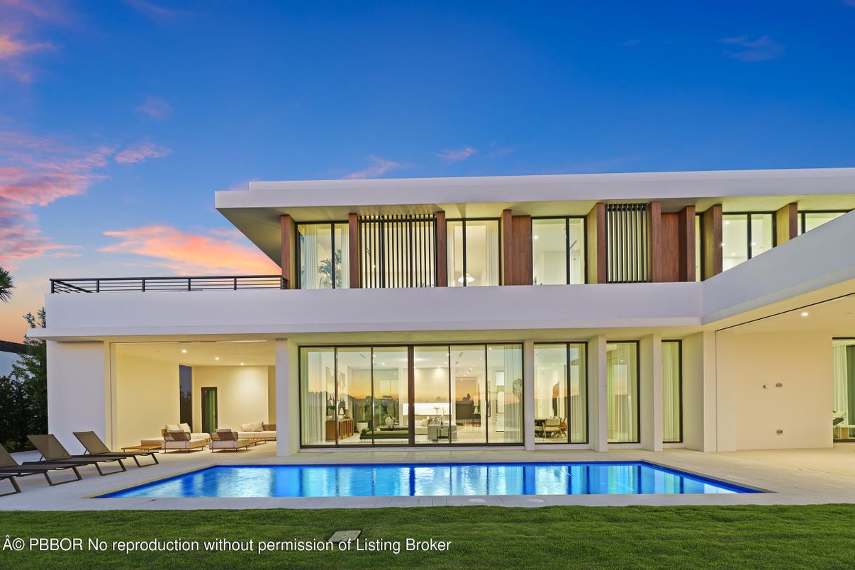 Exterior, Facade, Pool, Modern