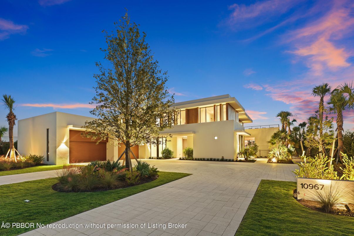 Backyard, Exterior, Facade, Modern
