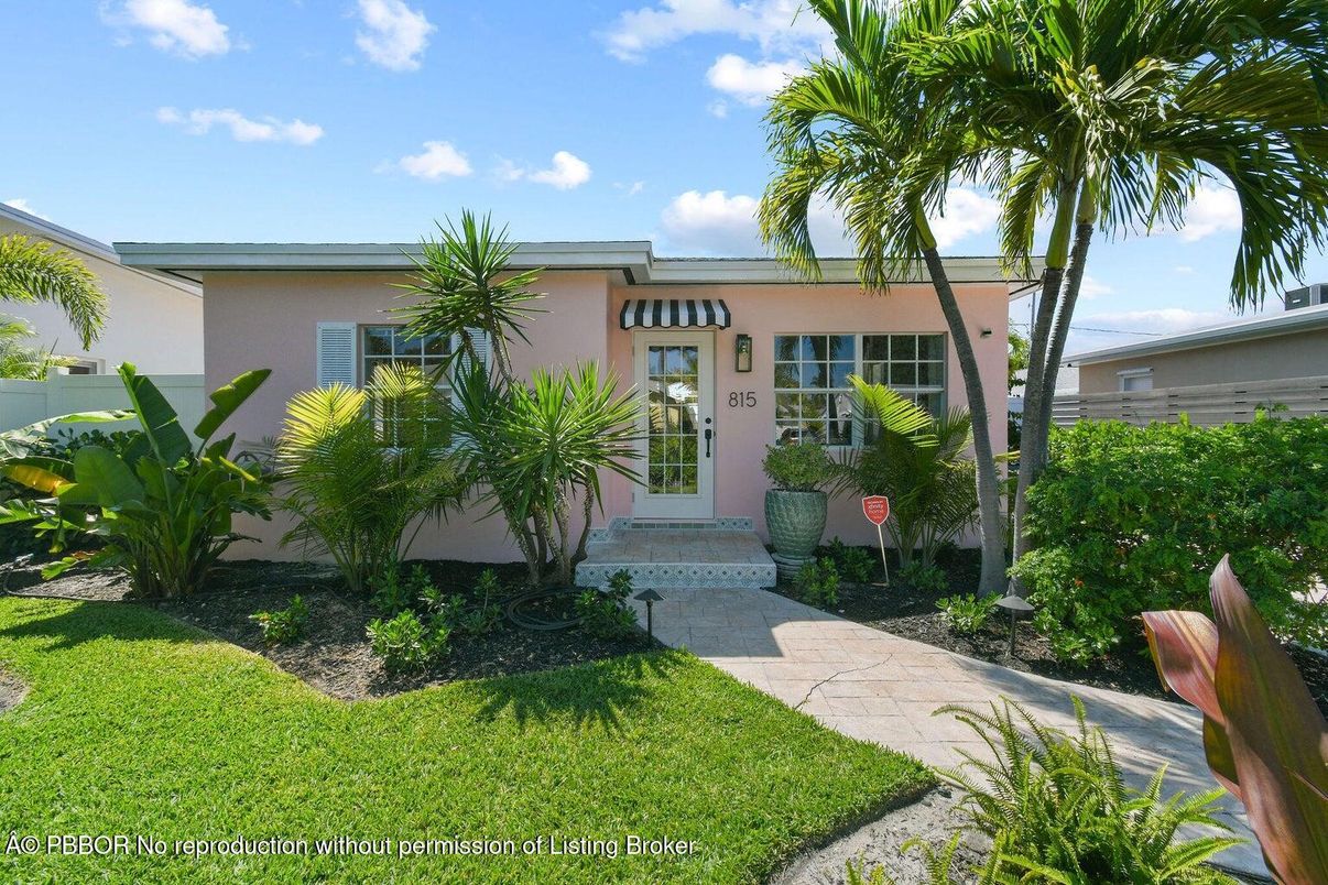 Exterior, Facade, Ranch