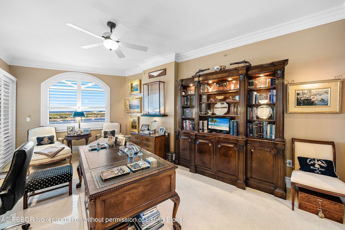 Home Office, Interior