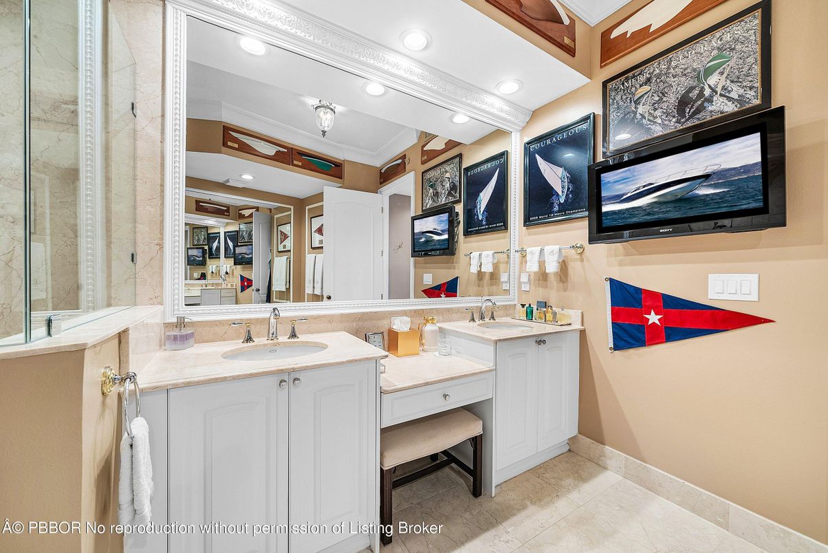 Bathroom, Dual Sink Vanities, Interior, Recessed Lighting