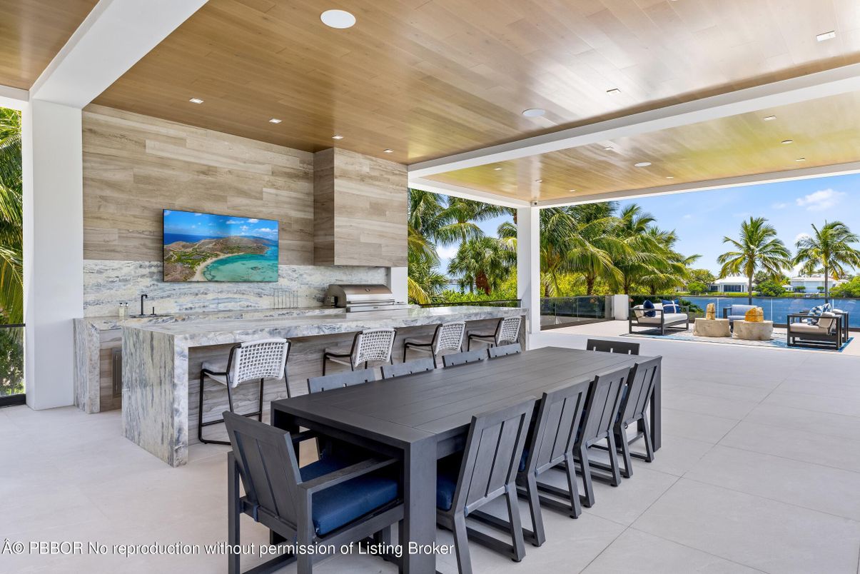 Exterior, Outdoor Kitchen, Water