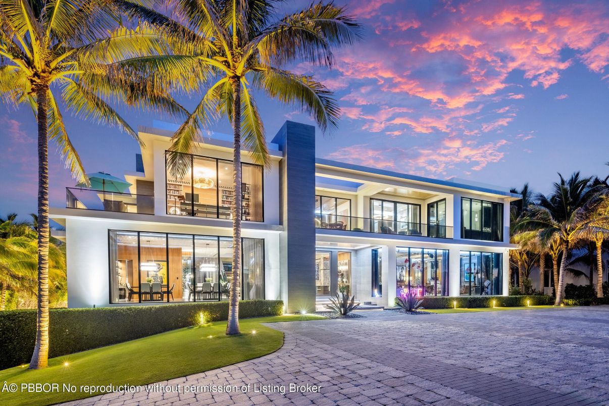 Exterior, Facade, Modern