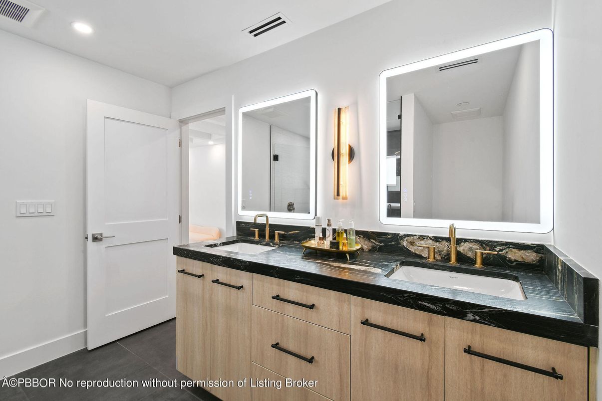 Bathroom, Dual Sink Vanities, Interior, Recessed Lighting