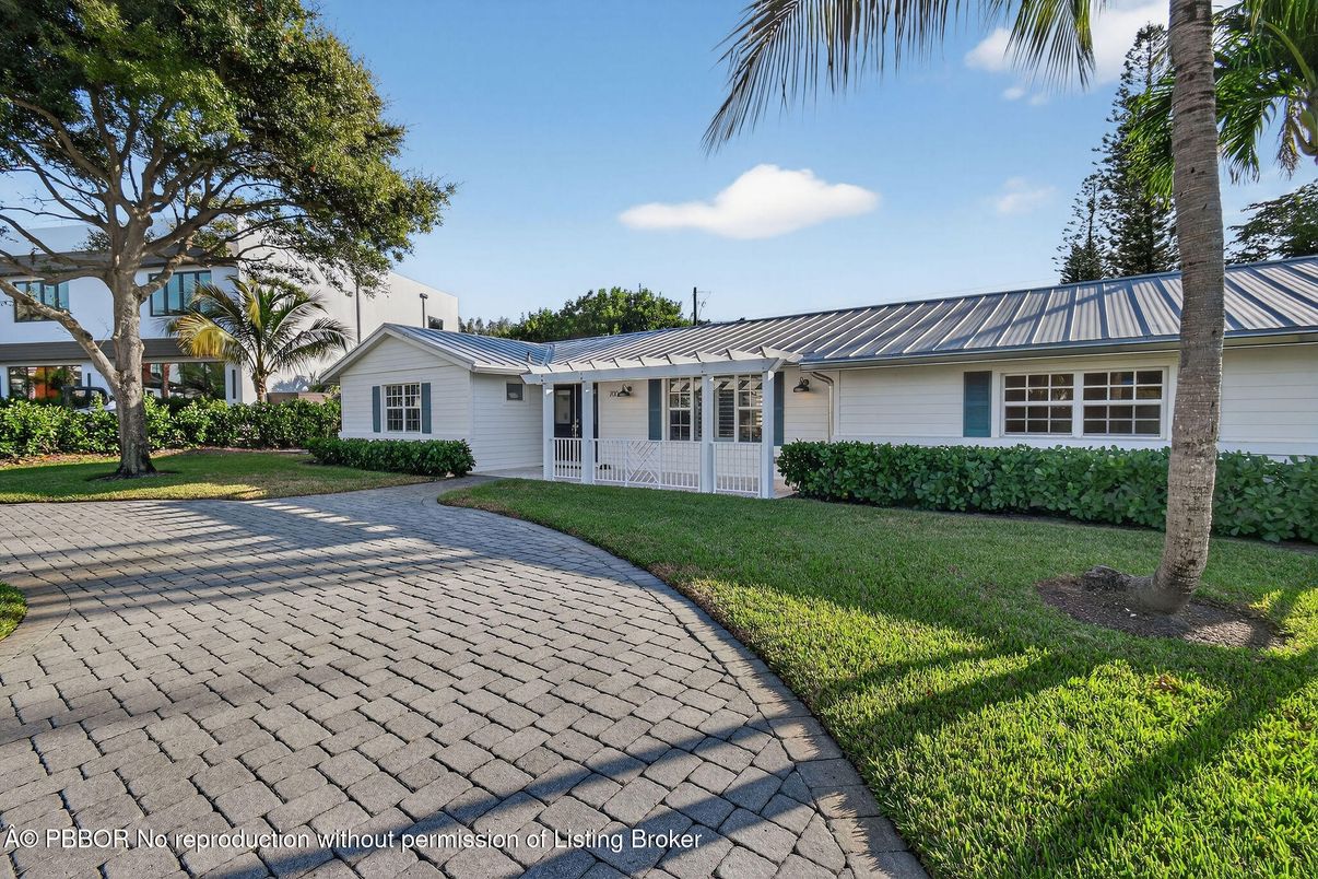 Backyard, Exterior, Facade, Ranch