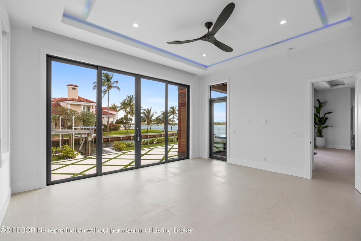 Empty room, Interior, Recessed Lighting, Water
