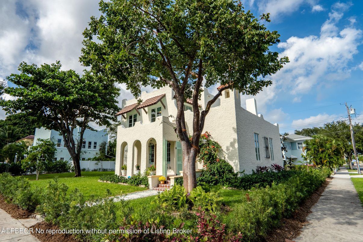 Exterior, Facade, Spanish Mediterranean