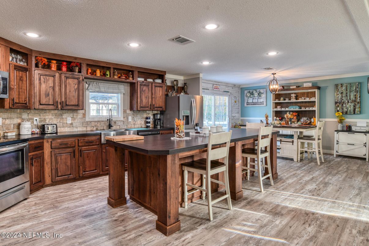 Dining room, Interior, Kitchen, Pendant Lights, Recessed Lighting, Wood Texture Flooring