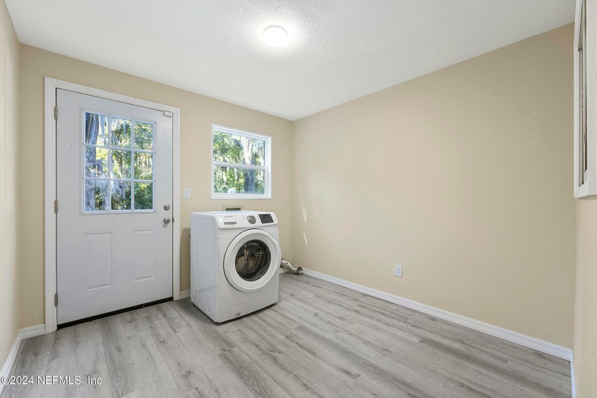 Interior, Washer, Wood Texture Flooring