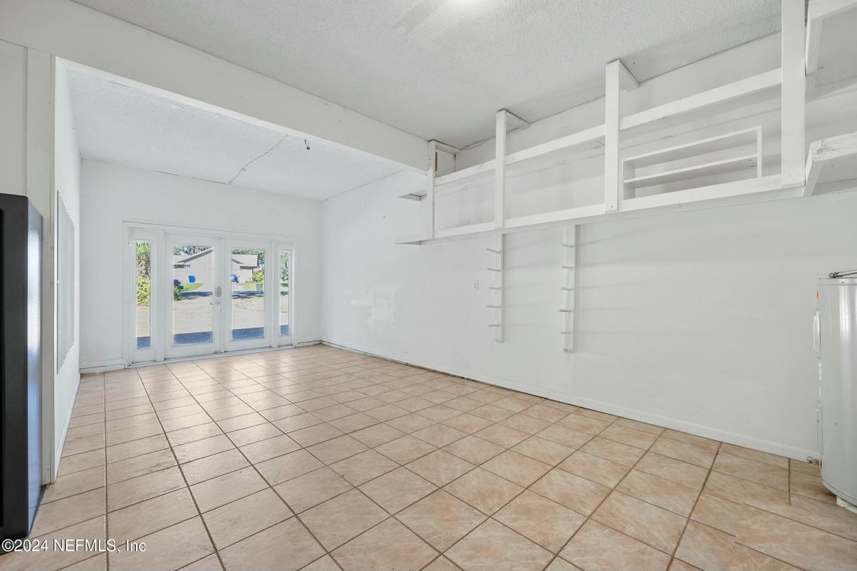 Empty room, Interior