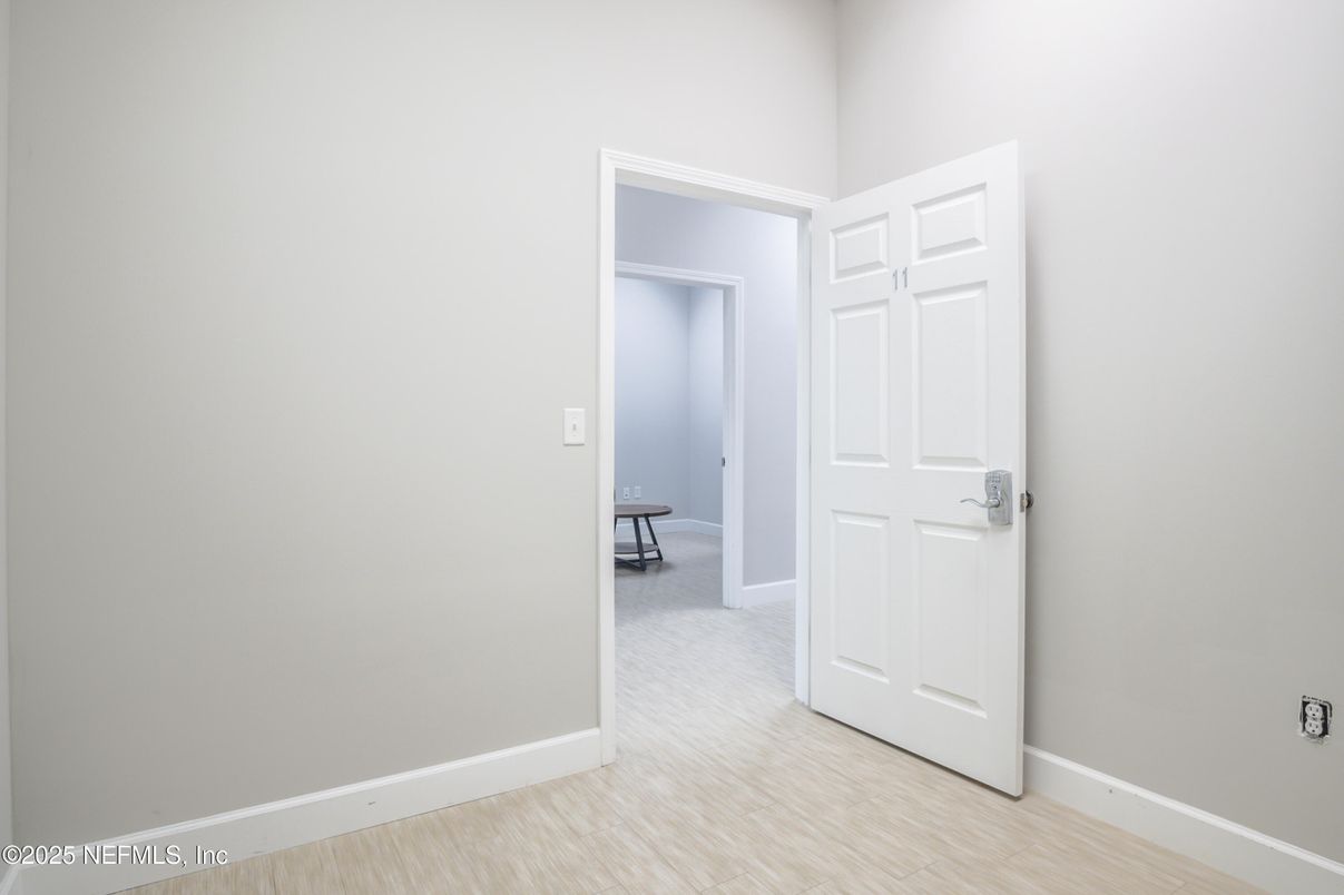 Empty room, Interior