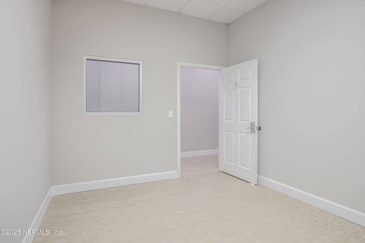 Empty room, Interior