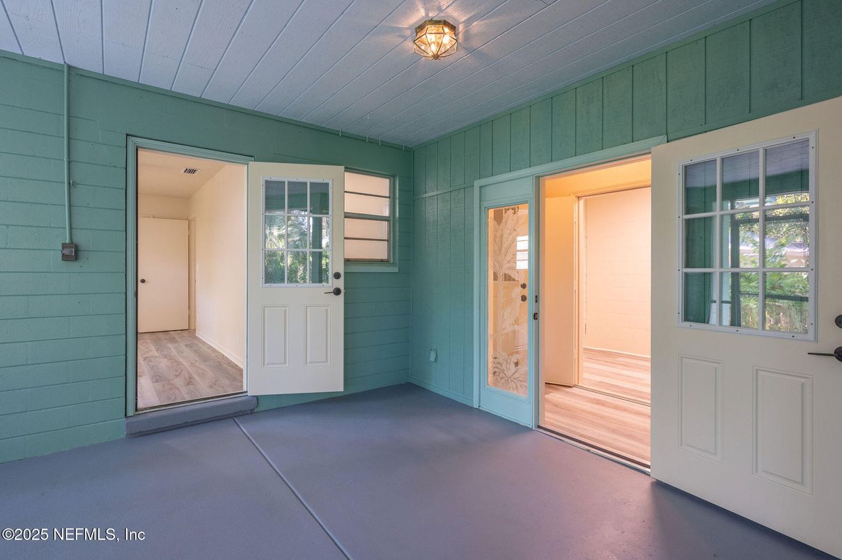 Empty room, Interior