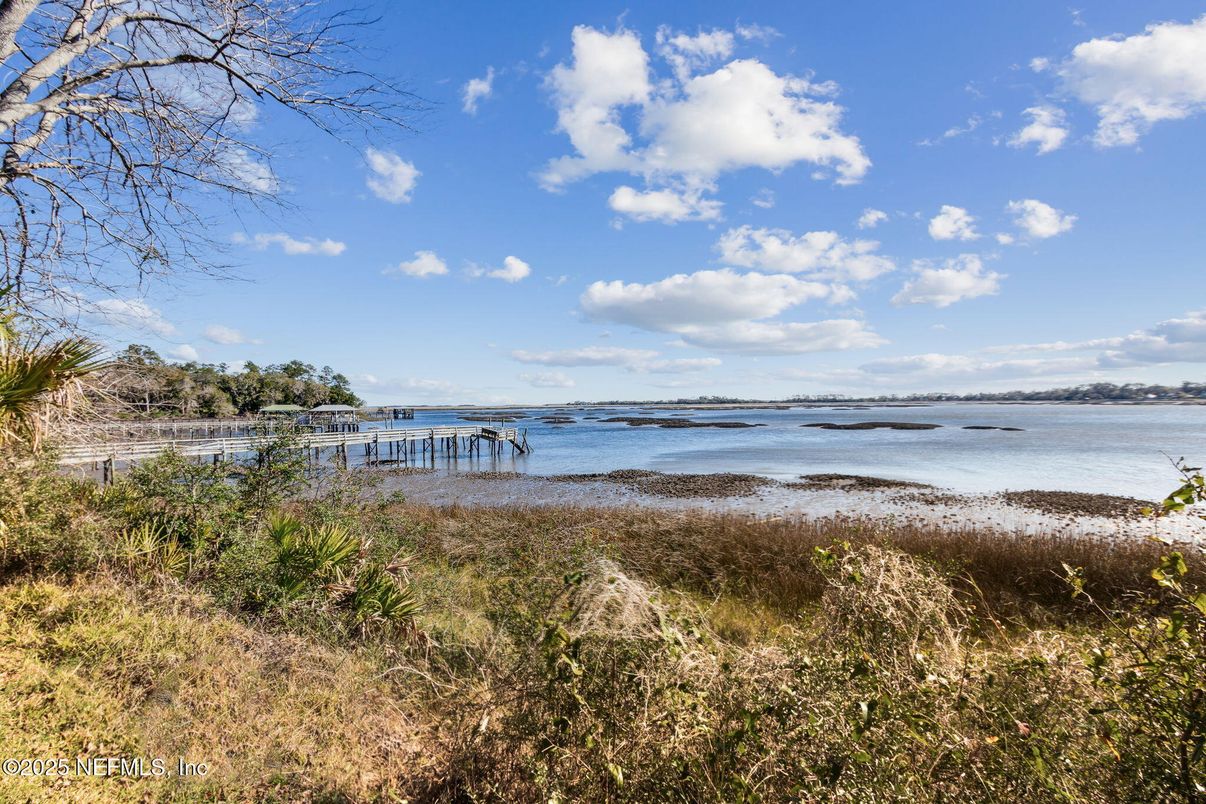 Exterior, Lake