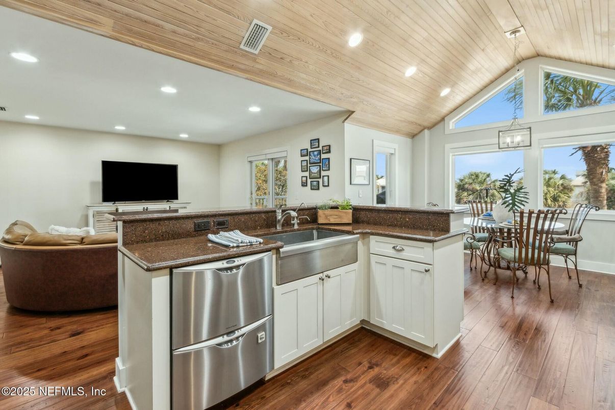 Dining room, Interior, Kitchen, Pendant Lights, Recessed Lighting, Wooden Ceilings, Wood Texture Flooring