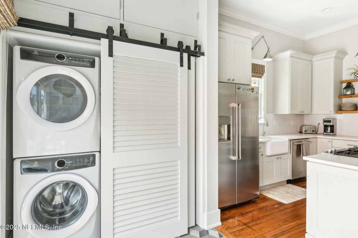 Interior, Kitchen, Stainless Steel Appliances, Utility Closets, Washer, Wood Texture Flooring
