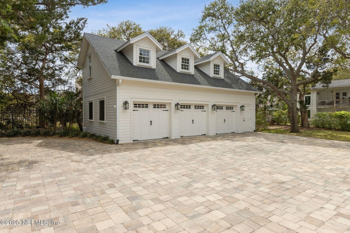 Attached, Exterior, Facade, Cape Cod