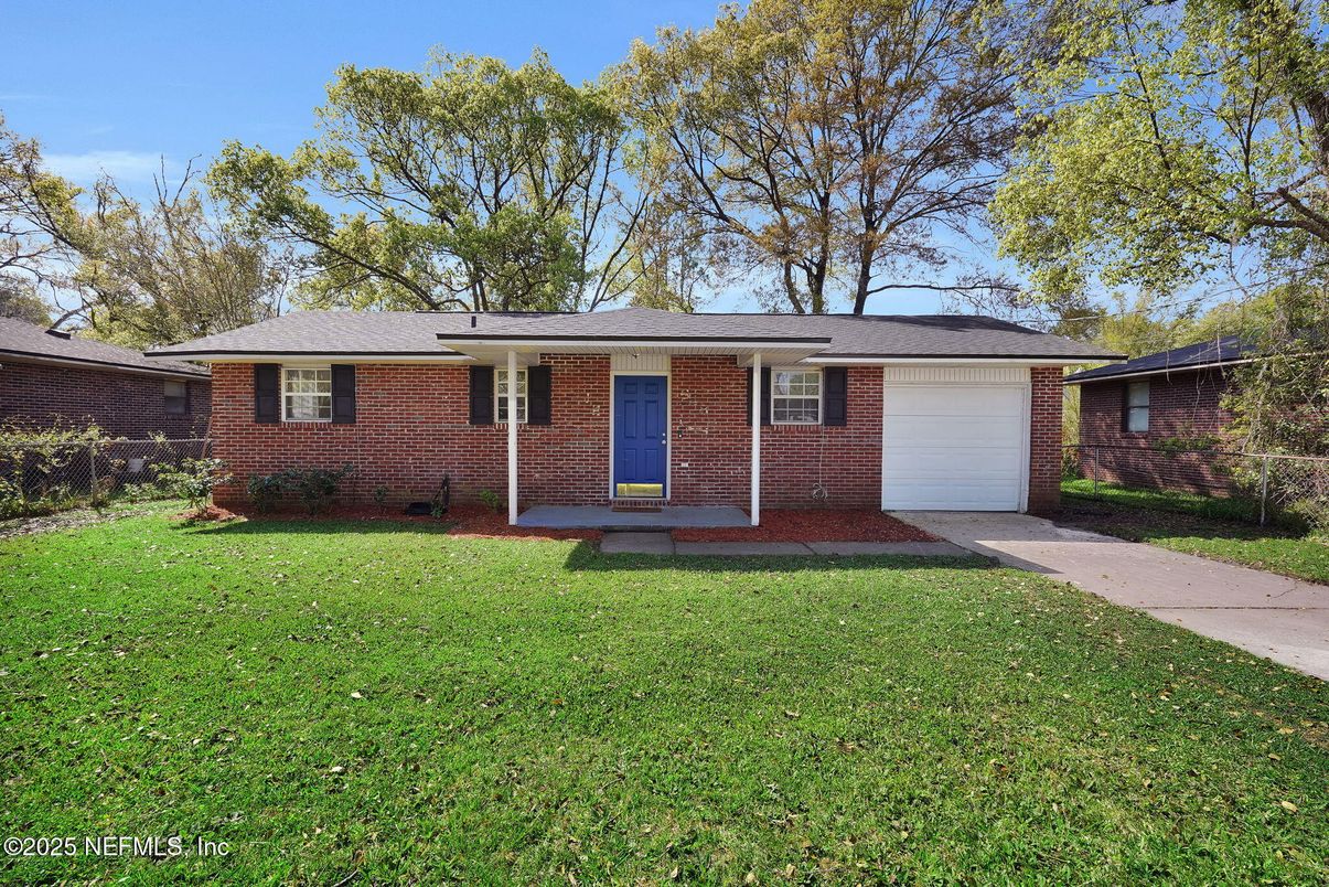 Attached, Exterior, Facade, Brick Facade, Ranch