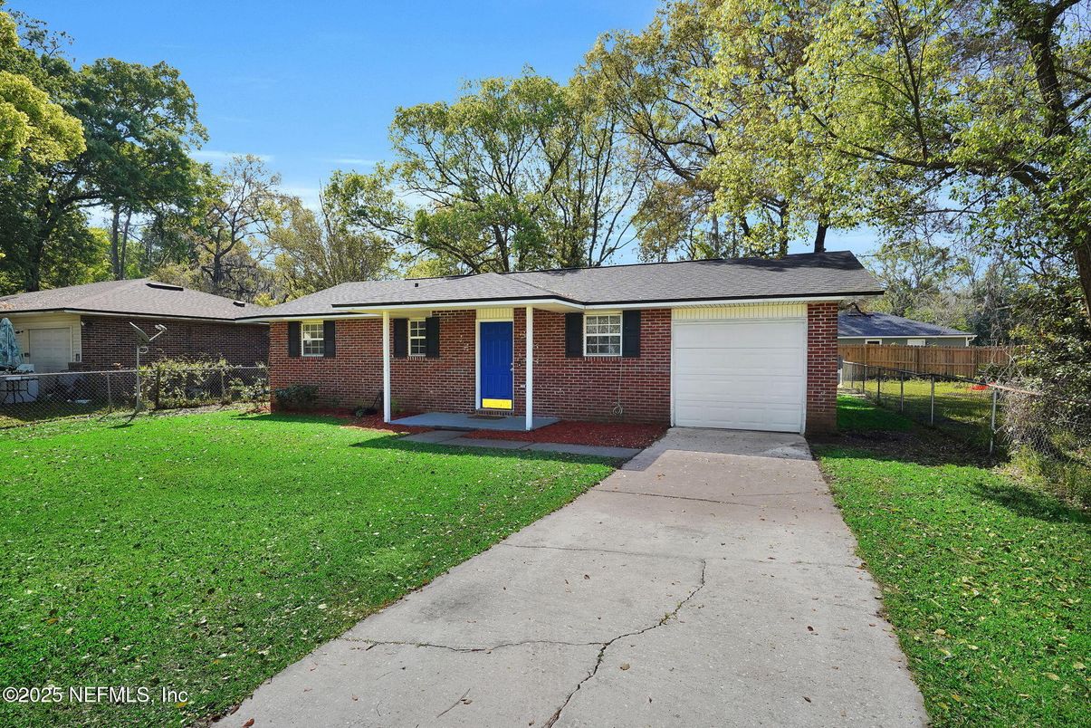 Attached, Exterior, Facade, Brick Facade, Ranch