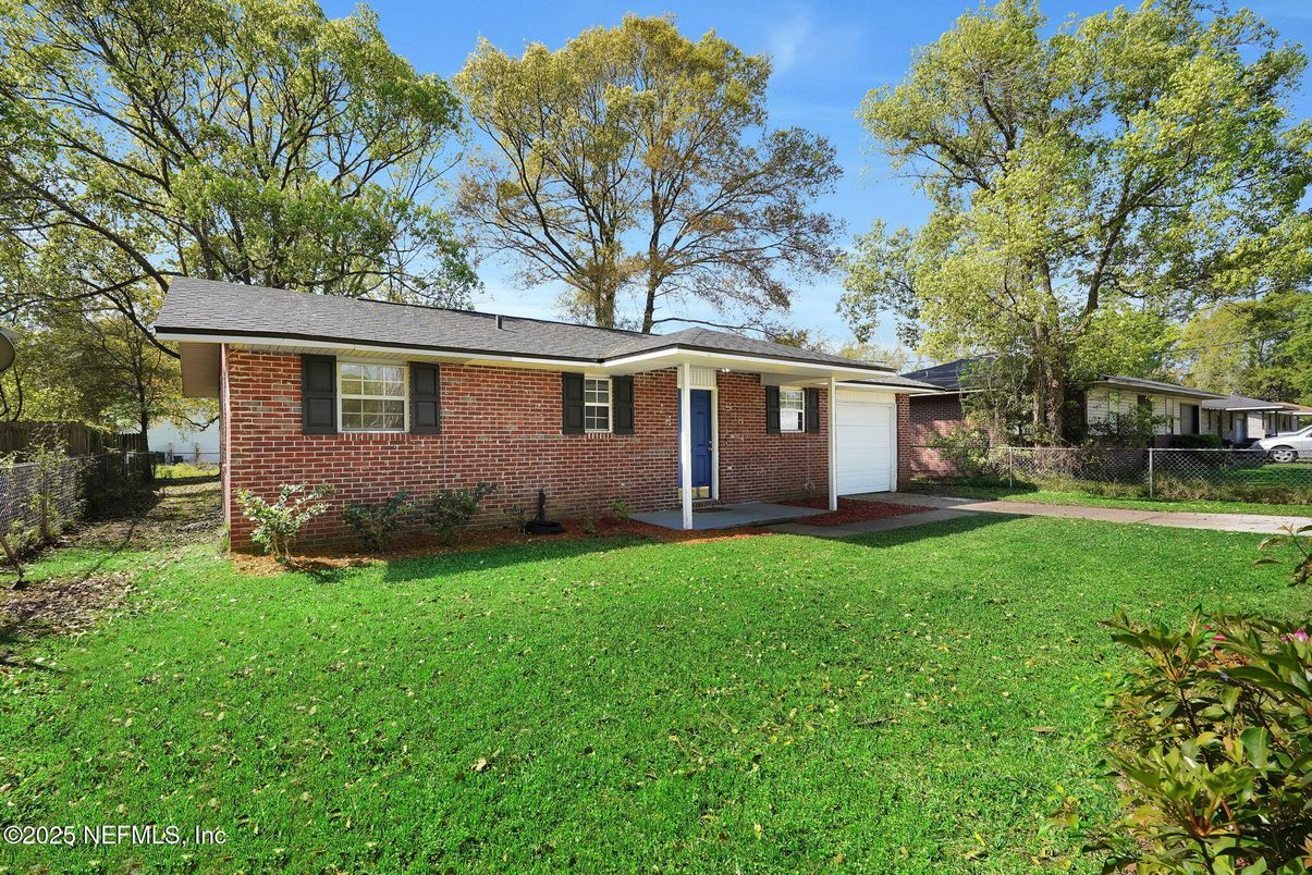 Backyard, Exterior, Facade, Brick Facade, Ranch