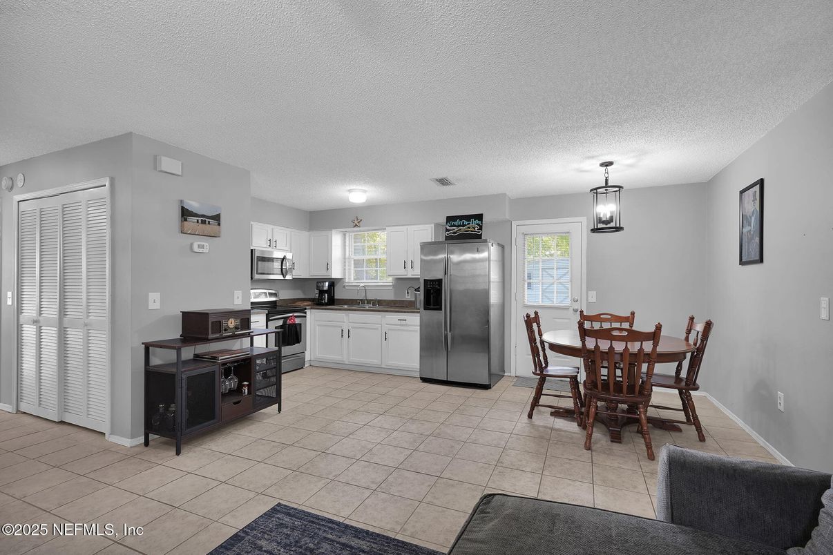 Dining room, Interior, Kitchen, Pendant Lights, Stainless Steel Appliances
