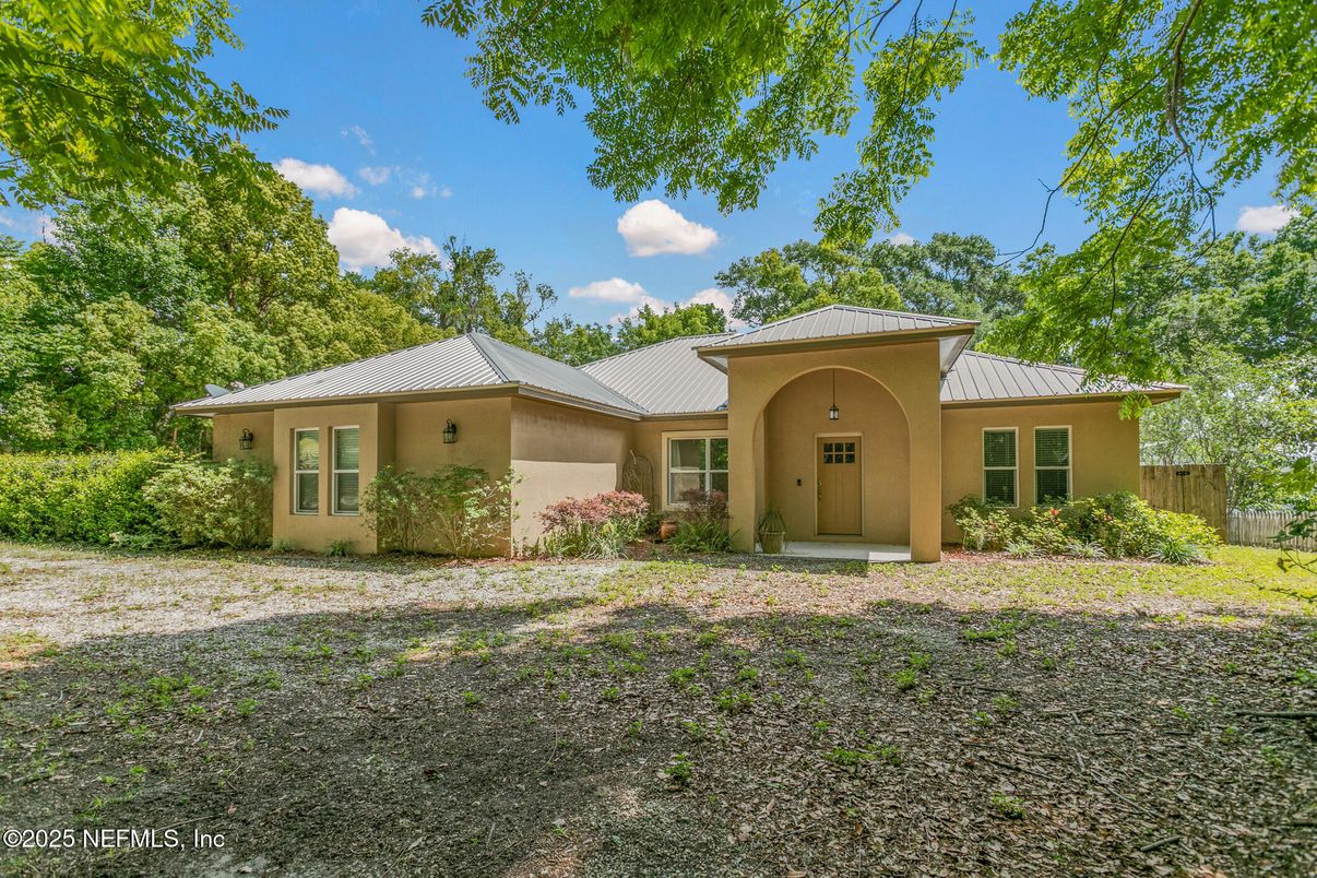 Backyard, Exterior, Facade, Ranch