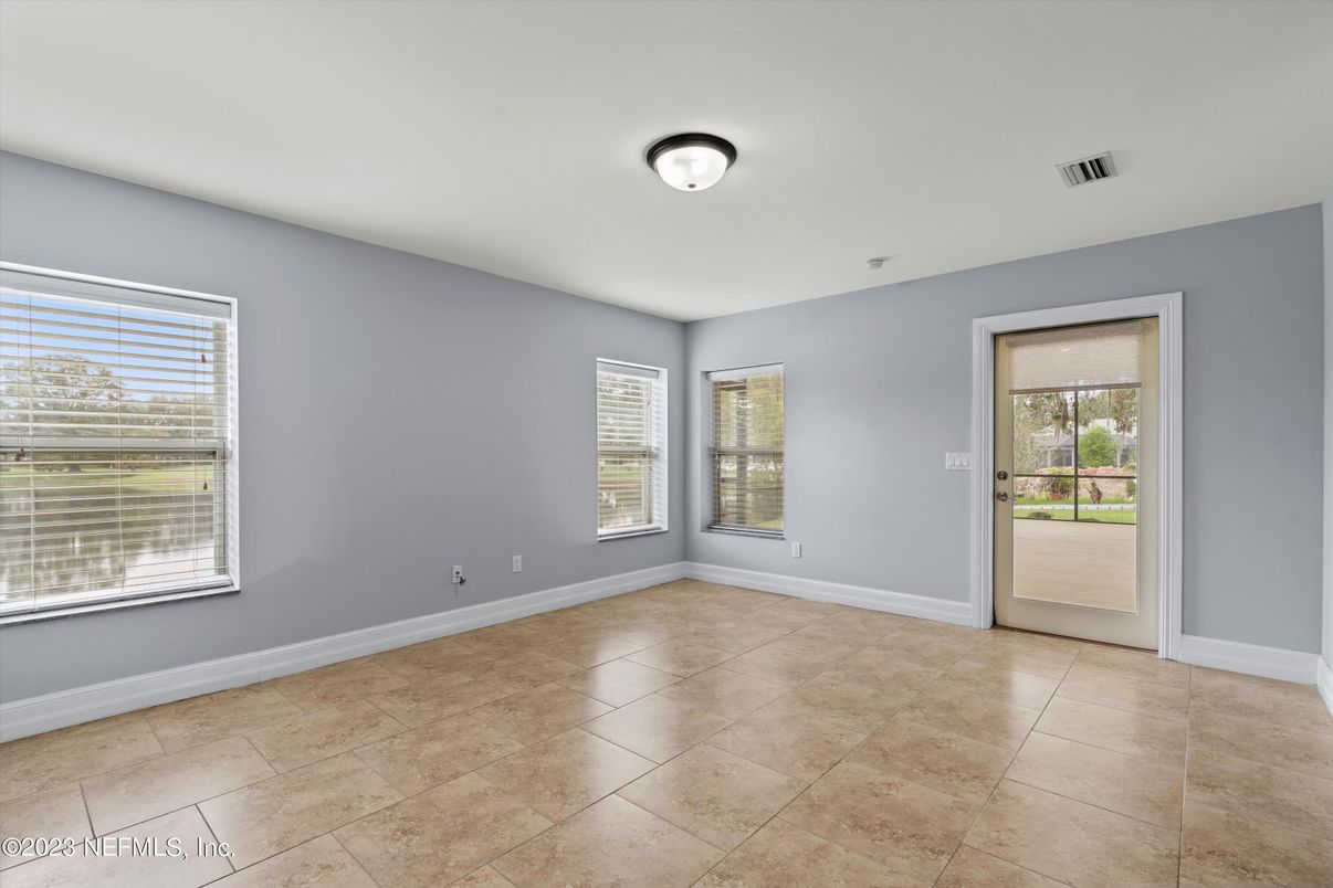 Empty room, Interior