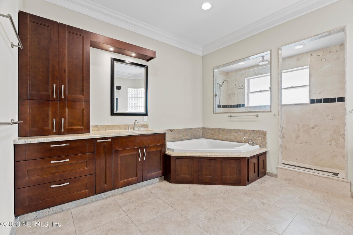 Bathroom, Dual Sink Vanities, Interior, Recessed Lighting