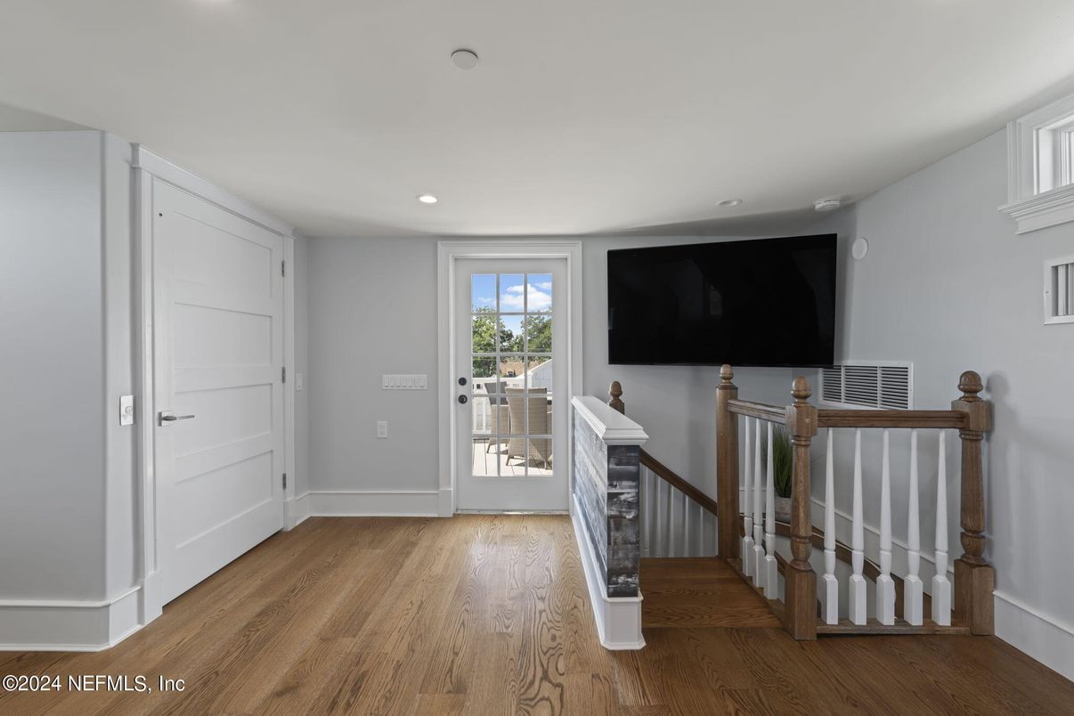 Interior, Recessed Lighting, Wood Texture Flooring