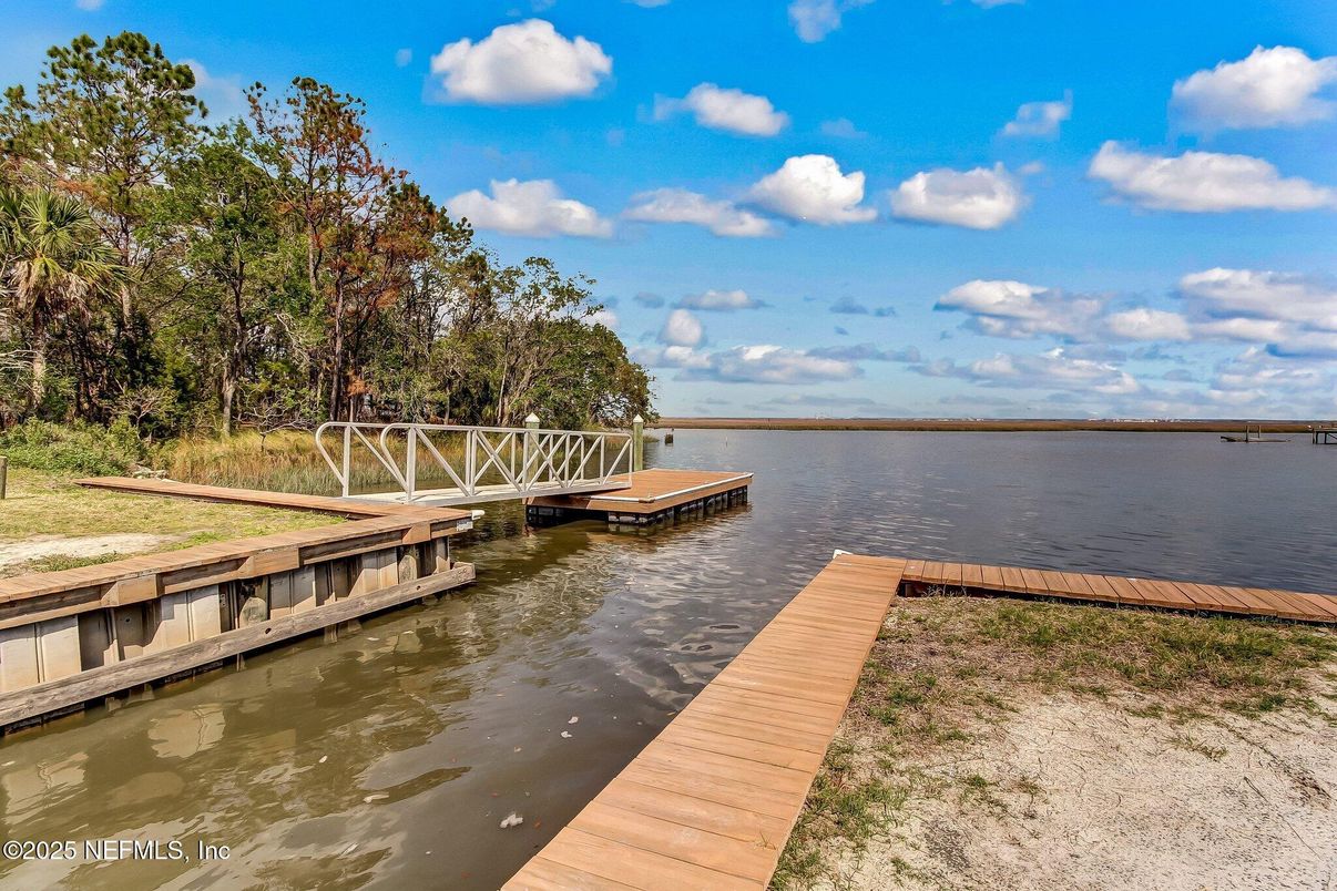 Exterior, Lake