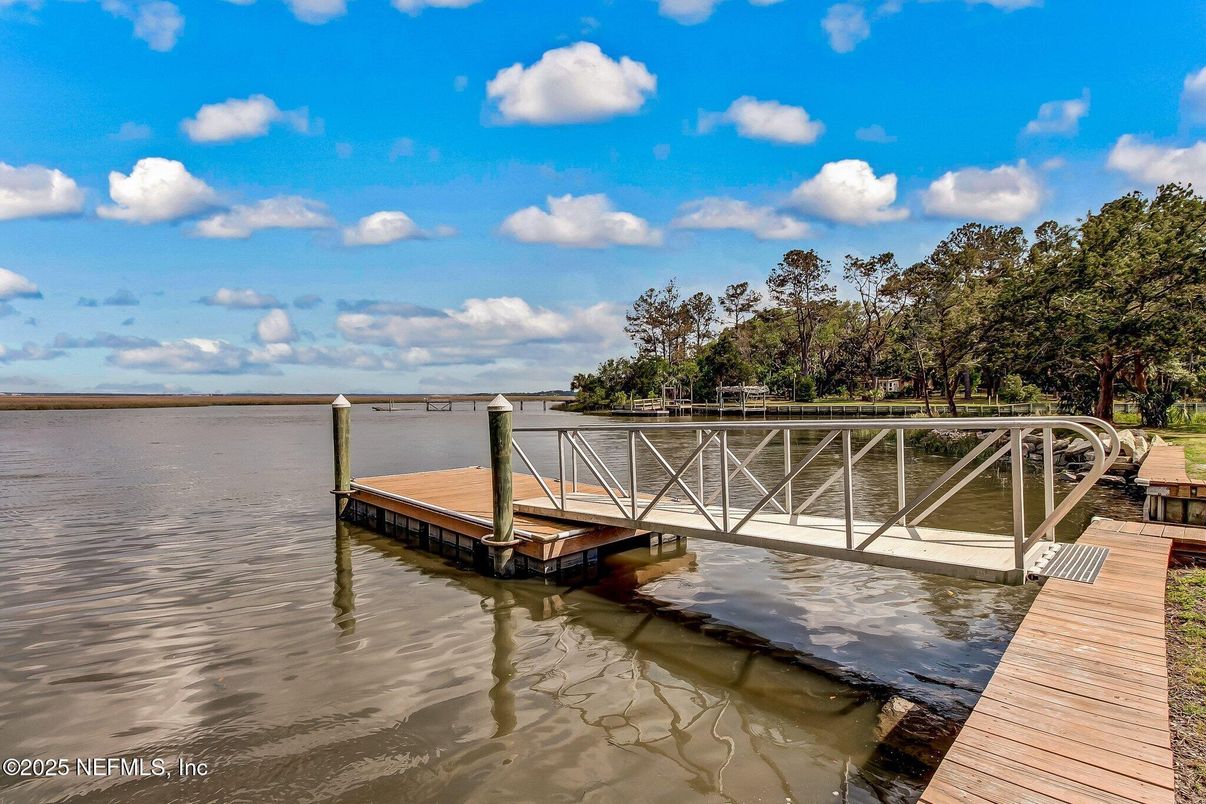 Exterior, Lake