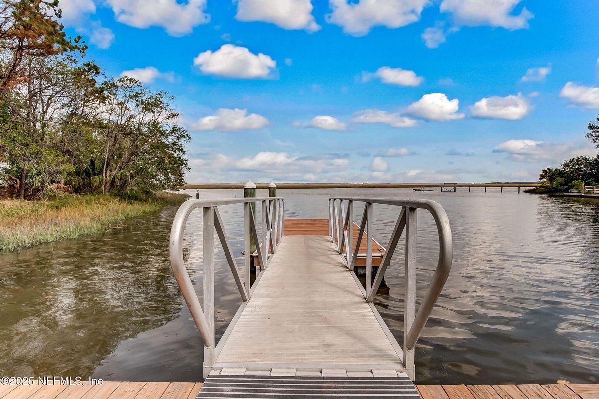 Exterior, Lake