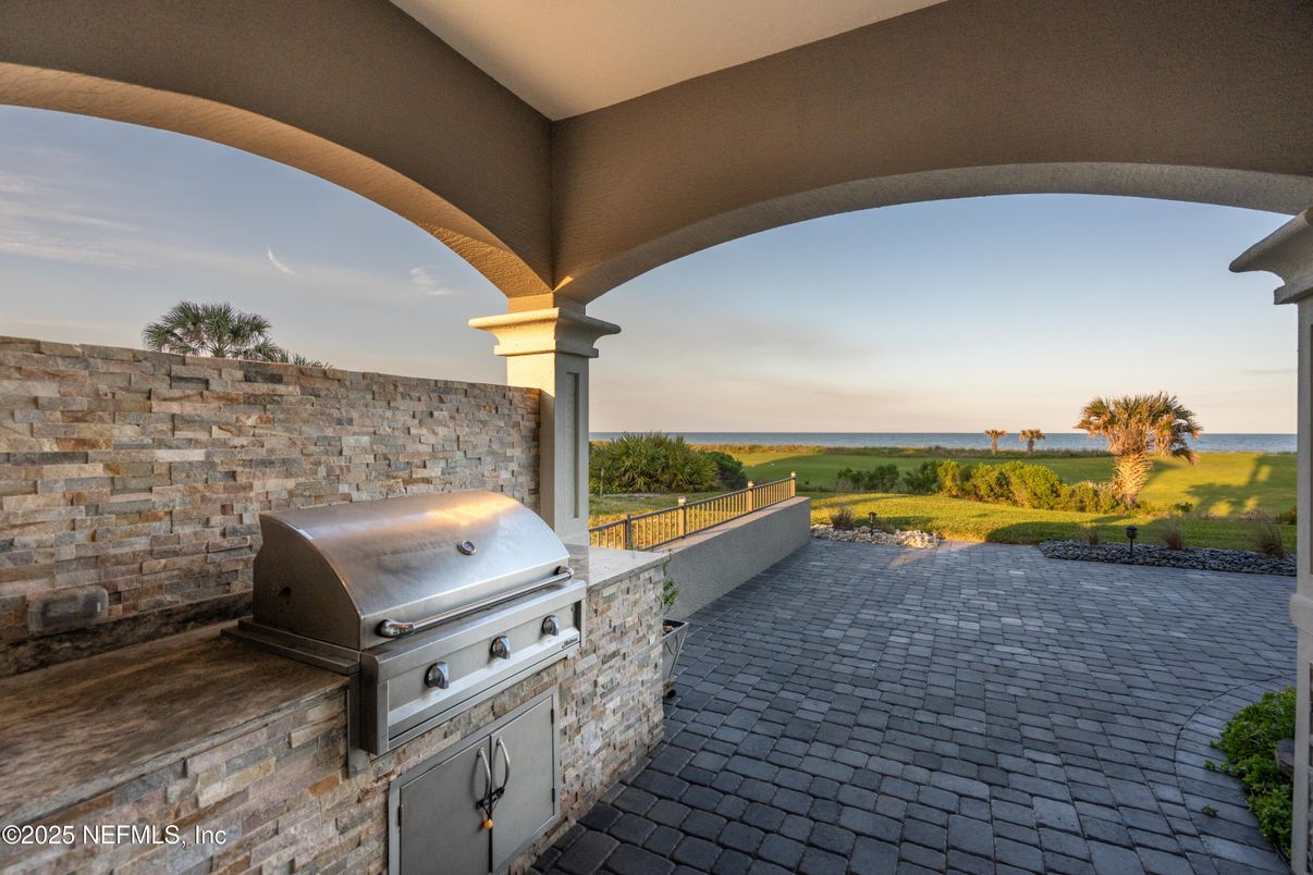 Exterior, Outdoor Kitchen, Water