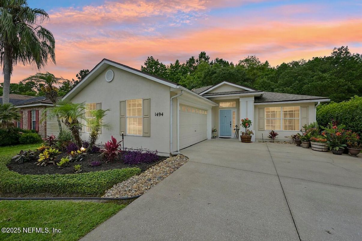 Attached, Exterior, Facade, Ranch