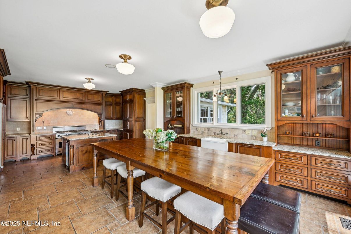 Dining room, Interior, Kitchen, Pendant Lights, Stainless Steel Appliances