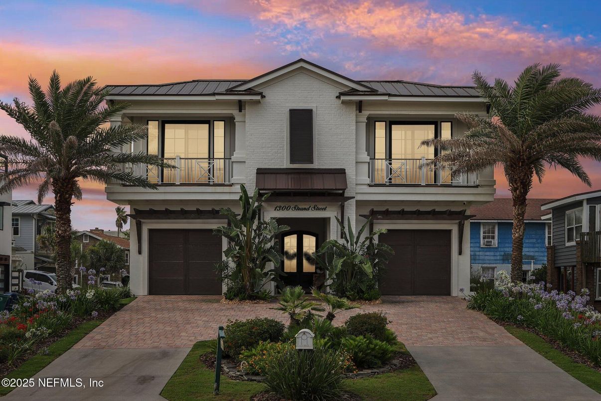 Attached, Exterior, Facade, Modern